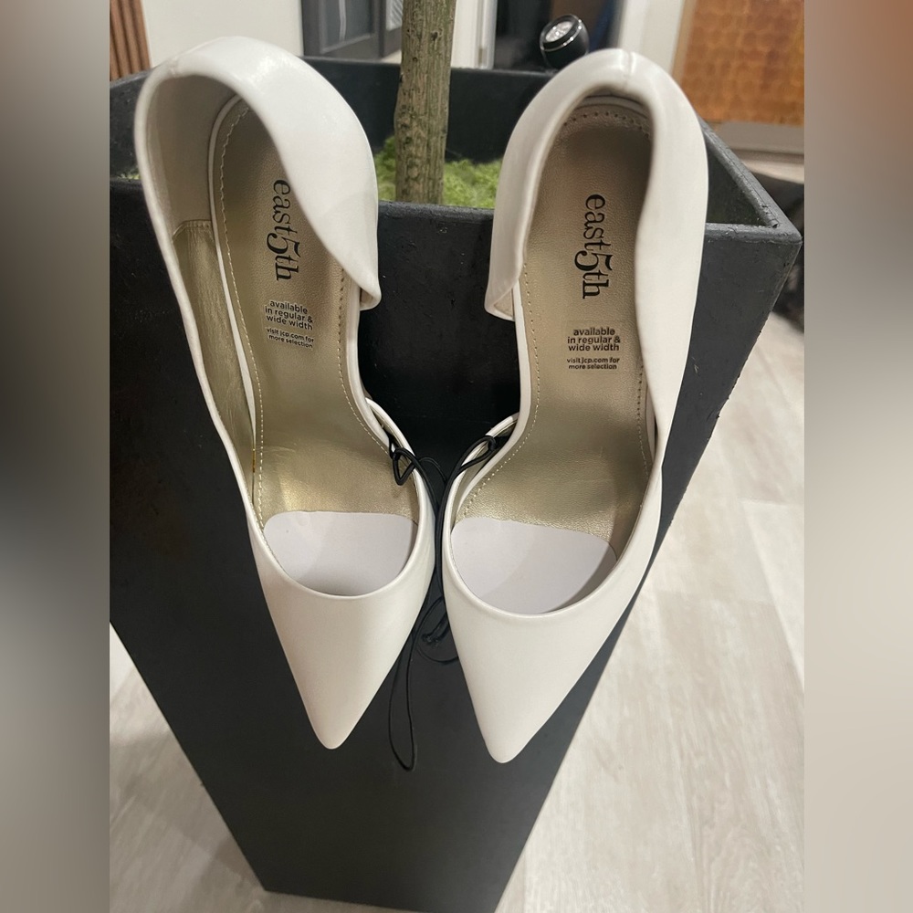White- brand new-East 5th Avenue 4 inch Heels size 8  wide- NWT